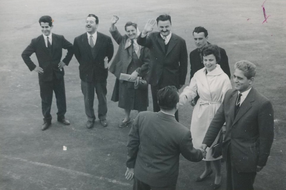 Zdravko Pečar and Veda Zagorac with delegates they welcome humanitarian aid from Yugoslavia (Private archive of the Plavšić-Duduković family)