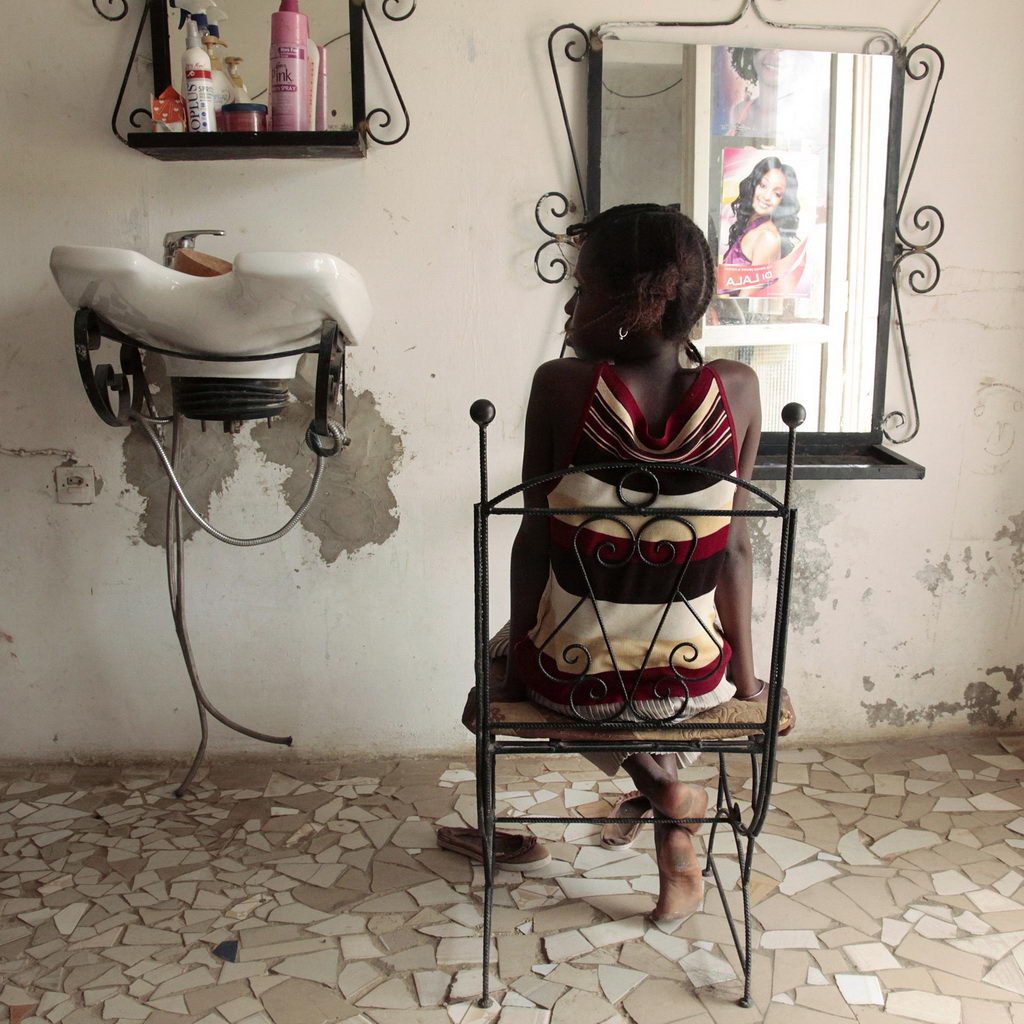 Aida, mlada devojčica u pauzi višečasovnog friziranja. Sen Luj, Senegal, 2013, fotografija: Katarina Radović, zbirka MAU